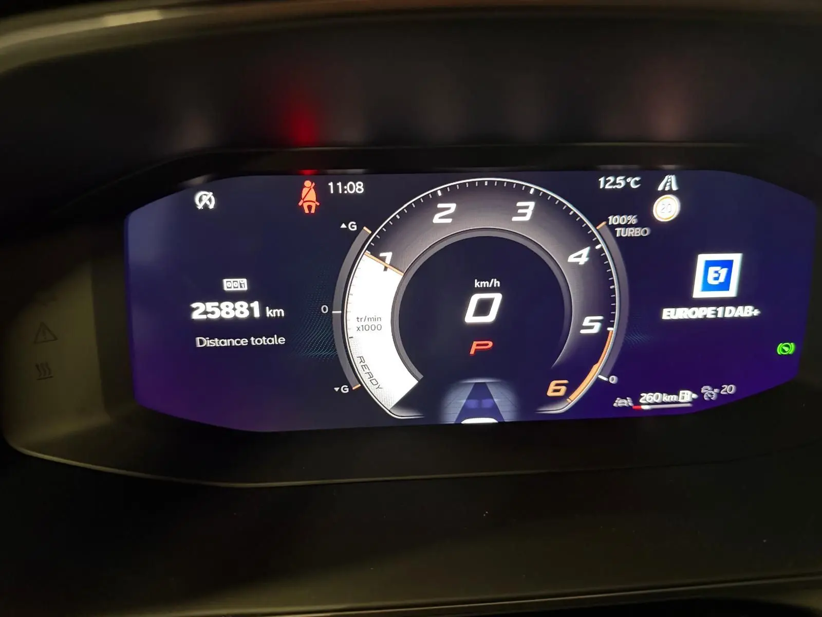 Combiné d'instruments digital de la CUPRA Formentor 2.0 TDI, affichage vitesse et radio numérique DAB en vue frontale.