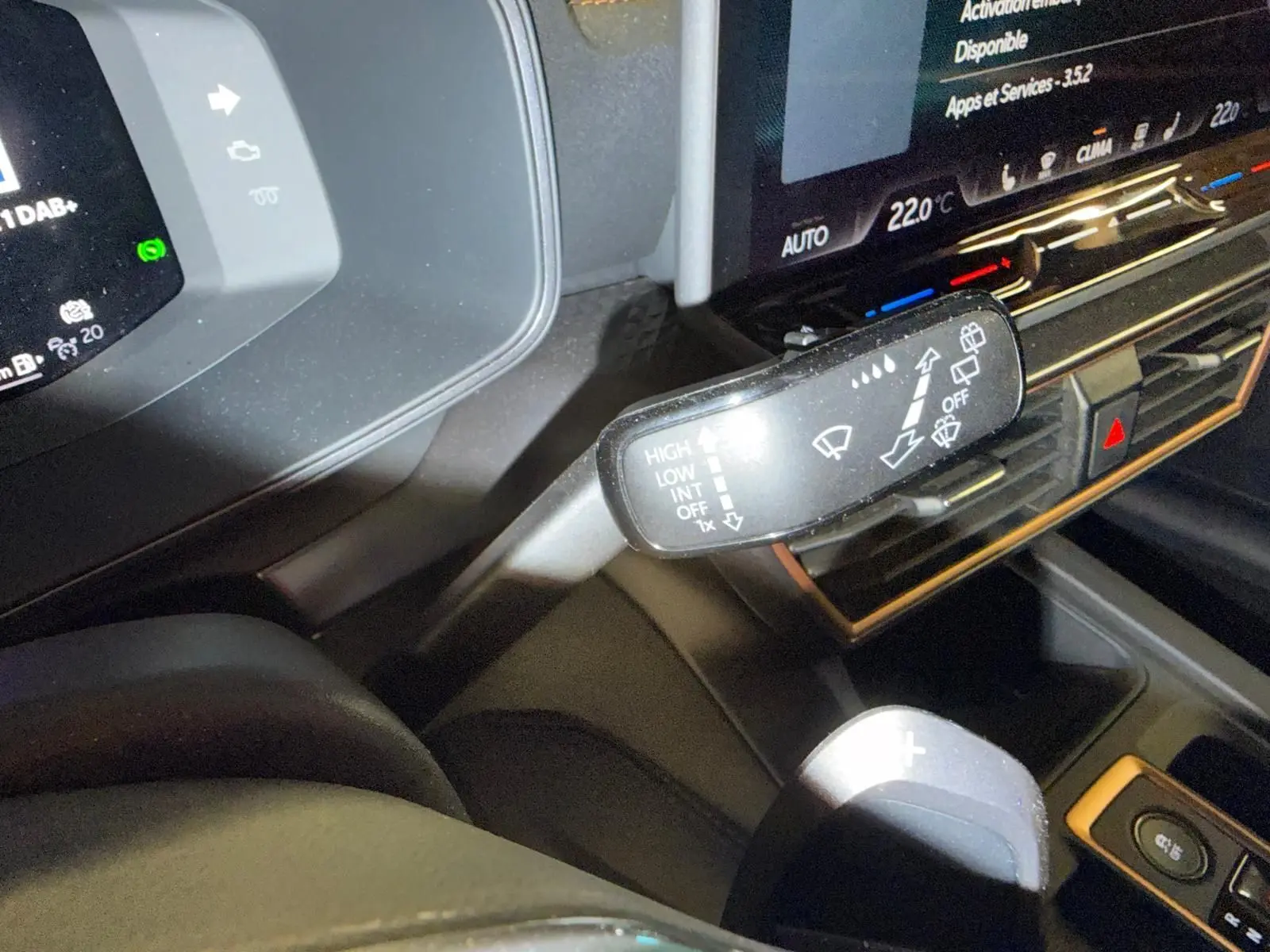 Gros plan intérieur sur la commande d'essuie-glace et la console centrale du CUPRA Formentor 2.0 TDI blanc, affichage digital visible.