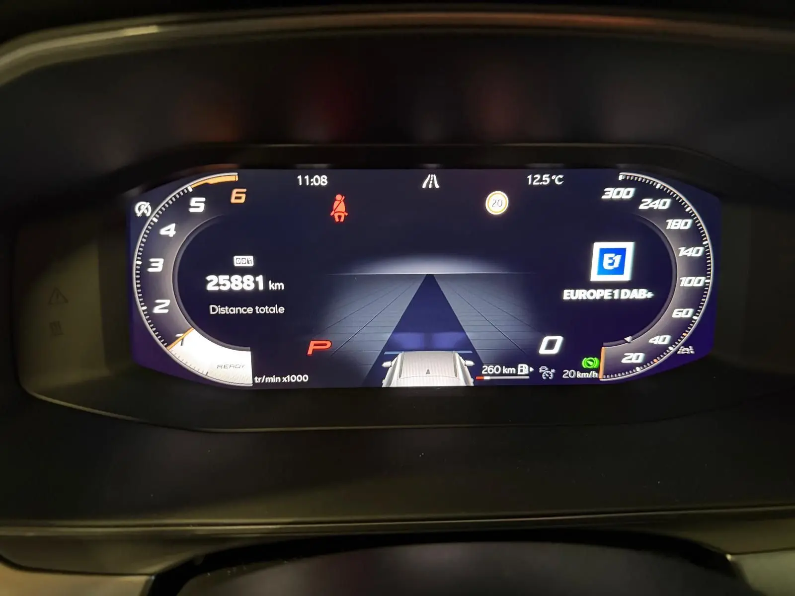 Vue rapprochée du combiné d'instruments digital couleur du tableau de bord du CUPRA Formentor 2025.