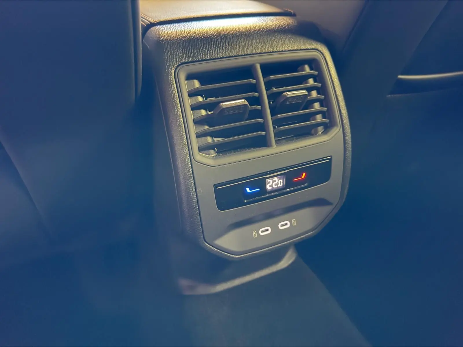Détail de la console arrière noire avec bouches d’aération, réglage de température à 22°C et ports USB-C du CUPRA Formentor.