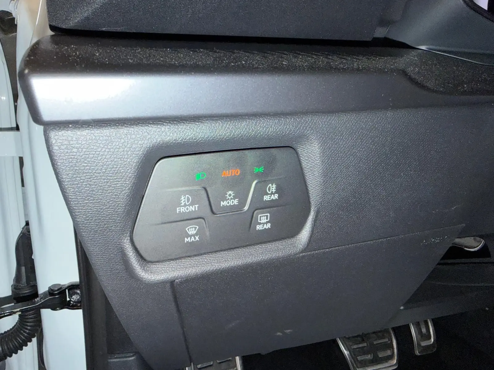 Gros plan sur le panneau de commandes d’éclairage intérieur noir du CUPRA Formentor blanc, côté conducteur.