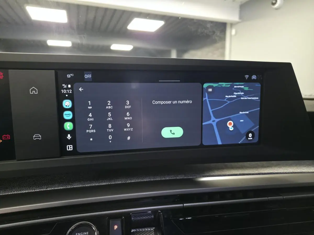 Écran tactile central du Peugeot 3008 gris 2025 affichant un clavier numérique et une carte GPS en intérieur.