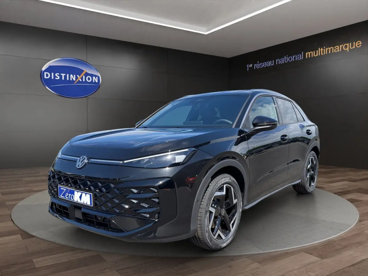 Volkswagen T-Roc noir vue 3/4 avant droit avec calandre noire et jantes distinctives en showroom.