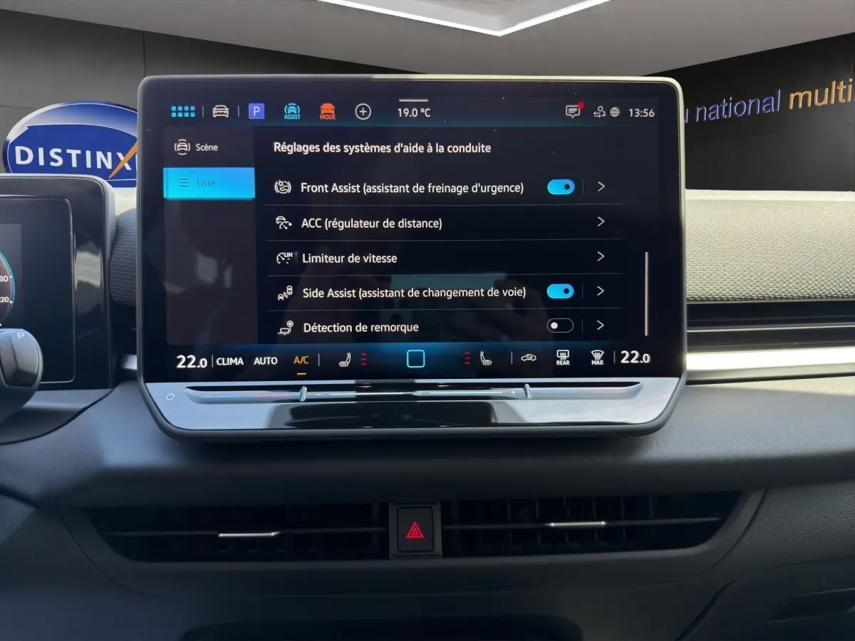 Écran tactile central du tableau de bord du Volkswagen T-Roc noir, affichant les réglages d'aide à la conduite.