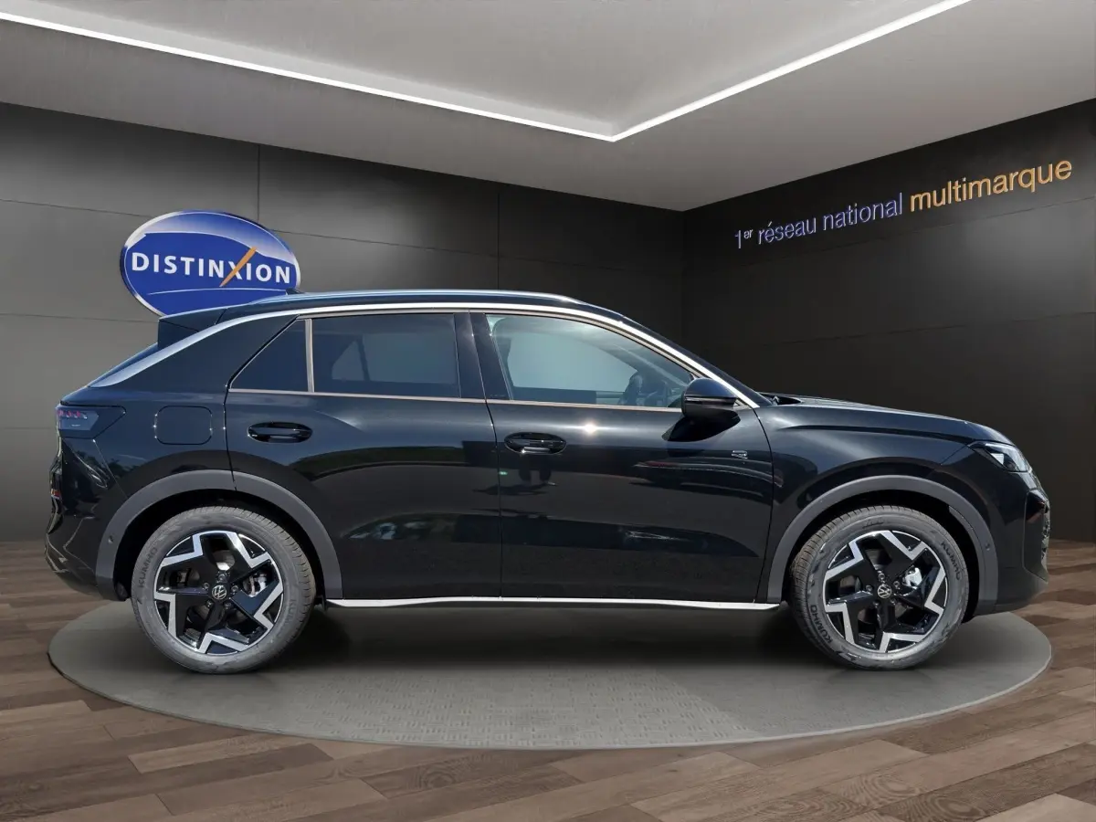 Volkswagen T-Roc noir vue de profil côté gauche, avec jantes alliage et toit panoramique.