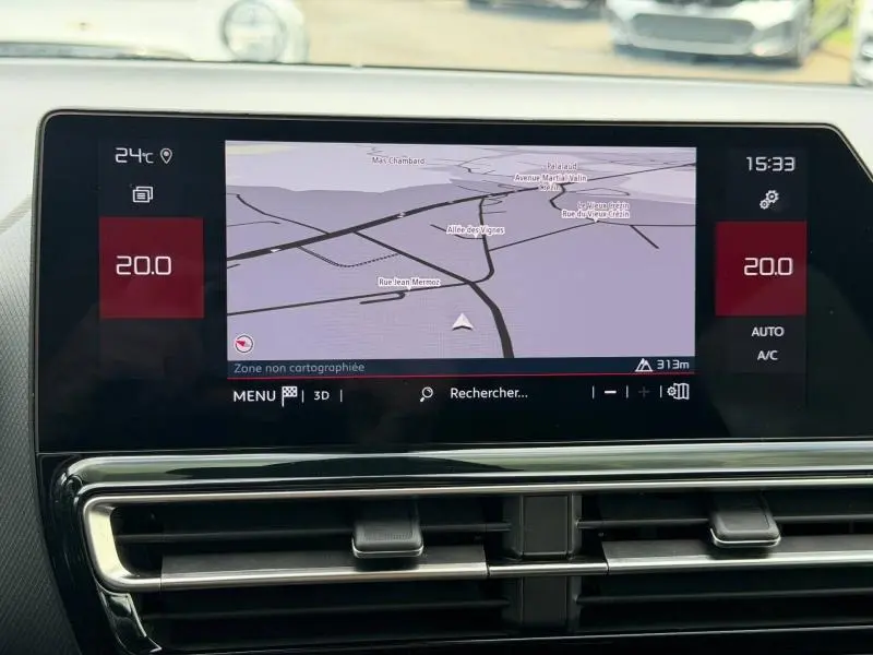 Écran tactile central du tableau de bord du Citroën C5 Aircross 2024 affichant la navigation GPS et la climatisation à 20°C.