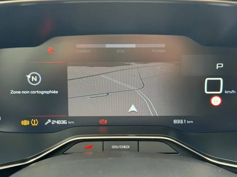 Tableau de bord numérique de Citroën C5 Aircross 2024, affichage GPS et indicateurs en mode stationnement.