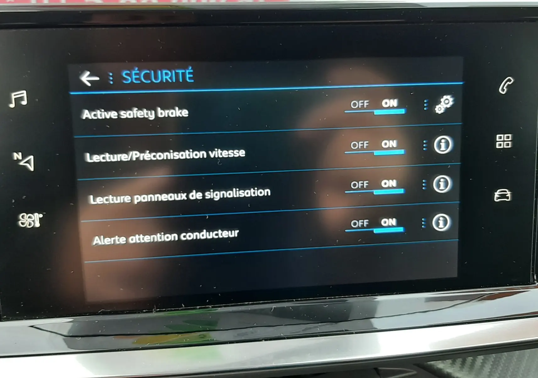 Écran tactile central du Peugeot 2008 1.5 BlueHDi 110 Allure 2021 montrant les réglages de sécurité activés.