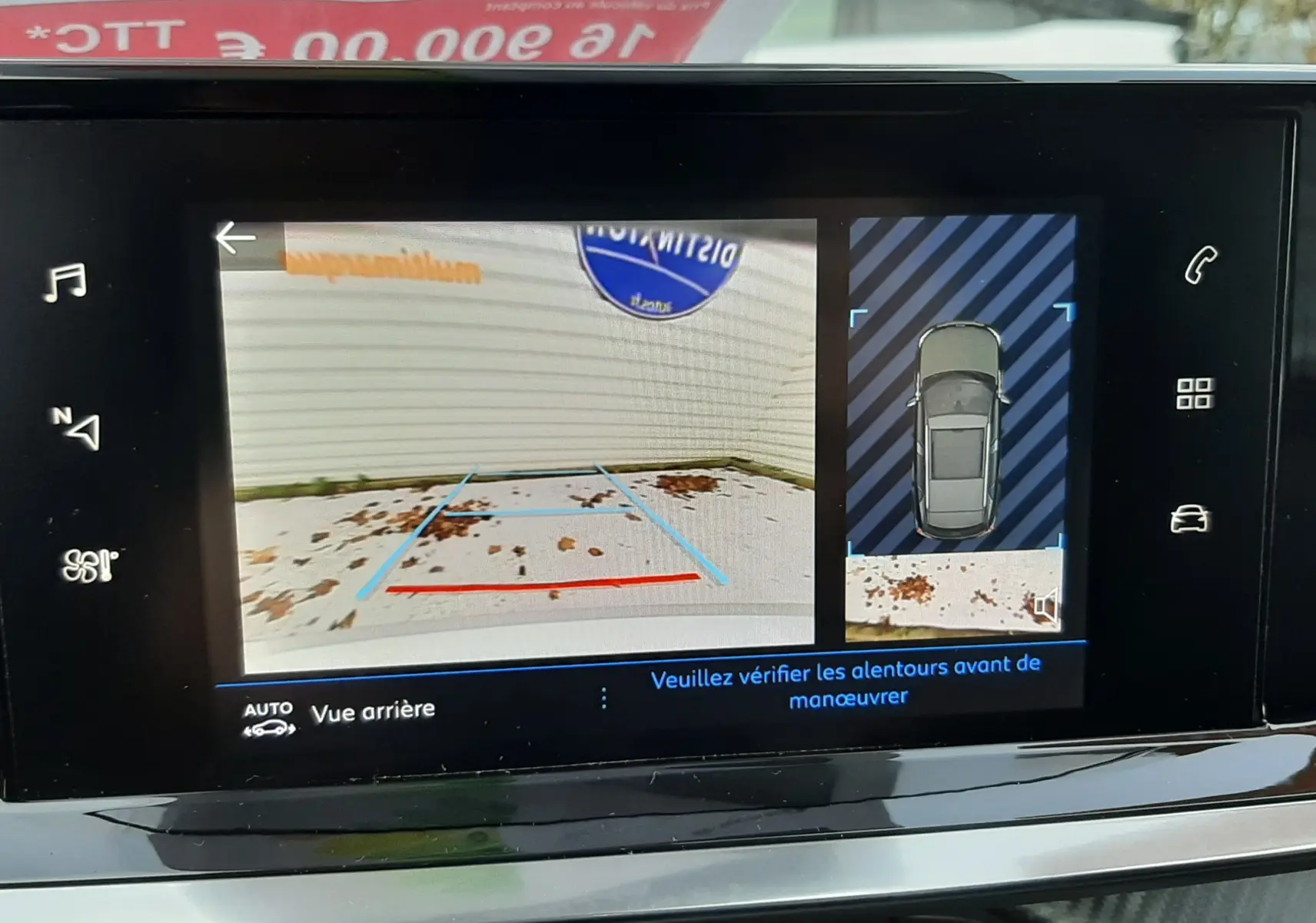 Écran multimédia affichant la caméra de recul et vue 360 du Peugeot 2008 gris, version 1.5 BlueHDi 110 Allure.