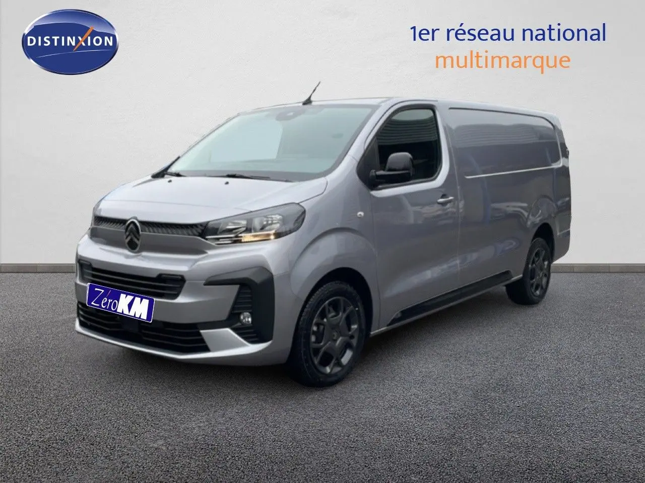 Vue 3/4 avant droit d’un Citroën Jumpy Van Long L3 gris Artense métal avec calandre noire et jantes foncées.