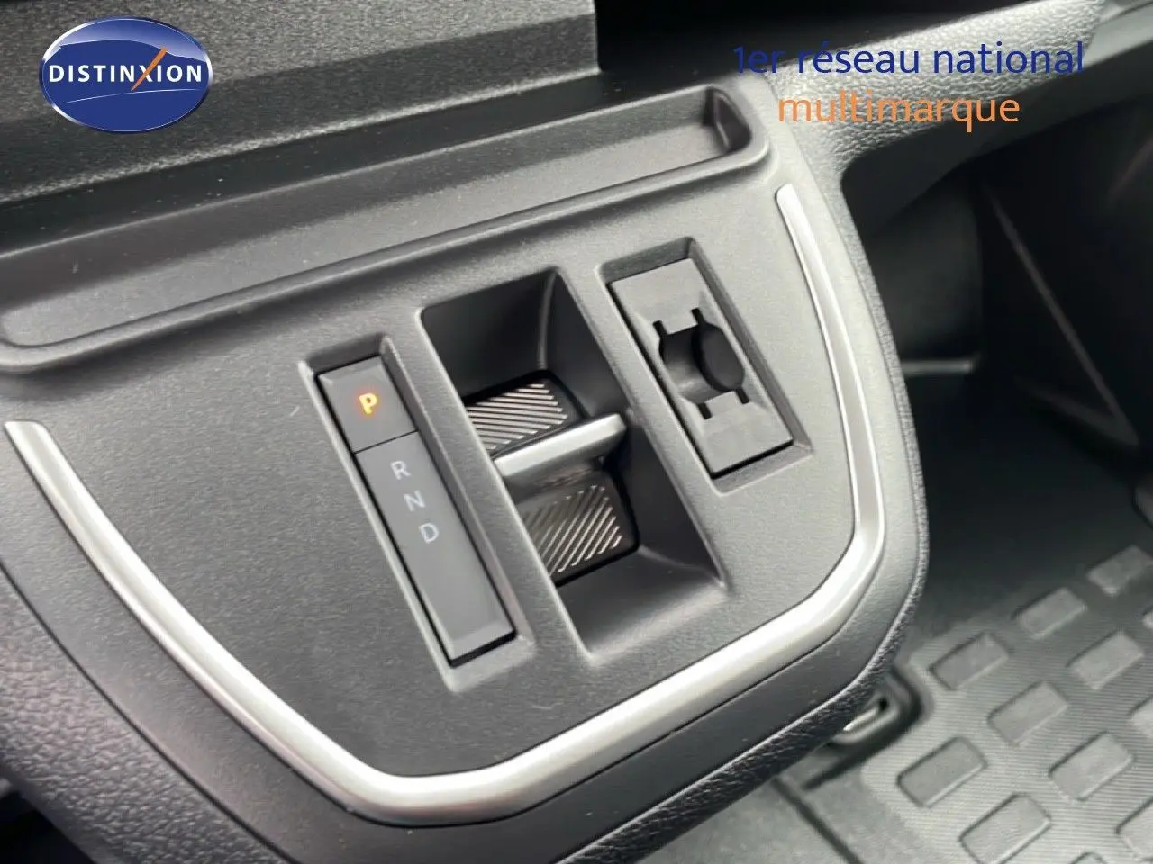 Gros plan sur la commande de boîte automatique du Citroën Jumpy gris Artense, avec sélecteur en position parking.