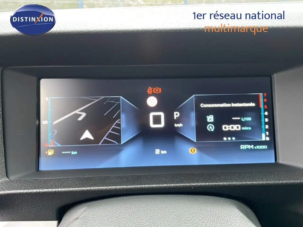 Écran numérique du tableau de bord du Citroën Jumpy Van Long L3 gris, affichant navigation et consommation instantanée.