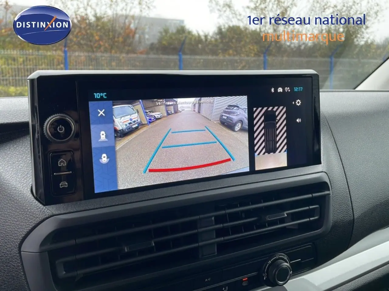 Écran central intérieur montrant la caméra de recul du Citroën Jumpy gris Artense, vue de face du tableau de bord.