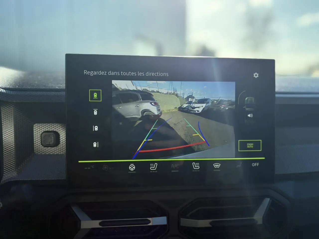 Écran tactile intérieur du Dacia Duster 2026 affichant la caméra 360° avec vue arrière en stationnement.
