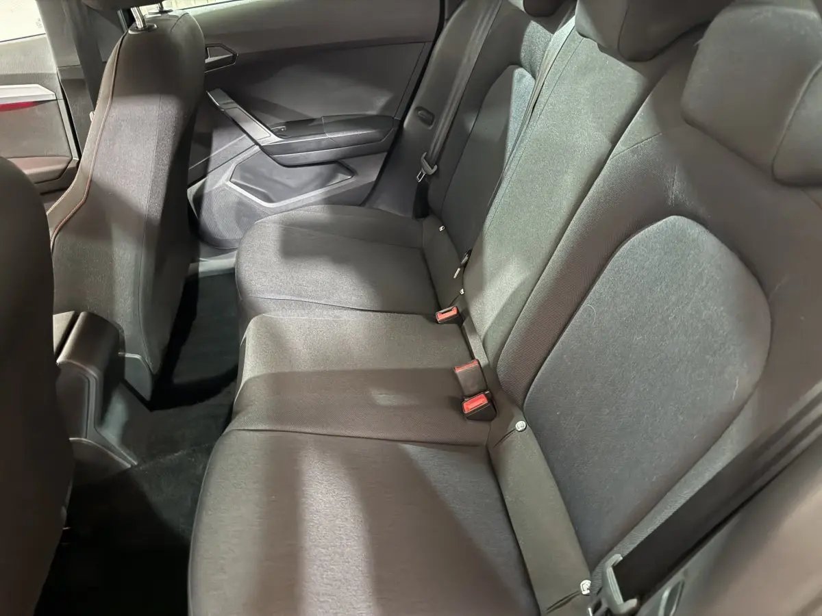 Vue côté droit de la banquette arrière noire de la SEAT Ibiza 1.0 TSI 110 FR 2024 avec ceintures visibles.