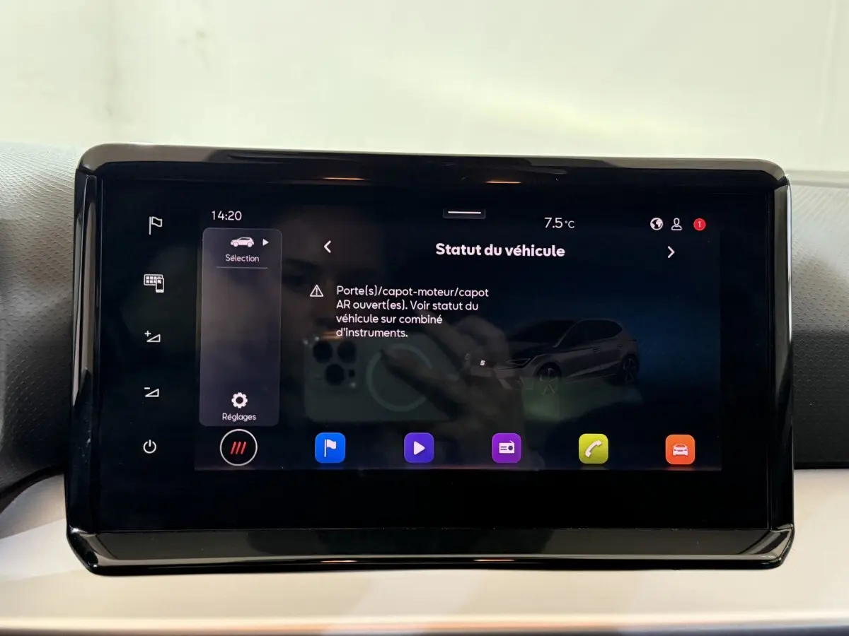 Écran tactile central de la SEAT Ibiza 2024 affichant le statut du véhicule, avec interface colorée et icônes visibles.