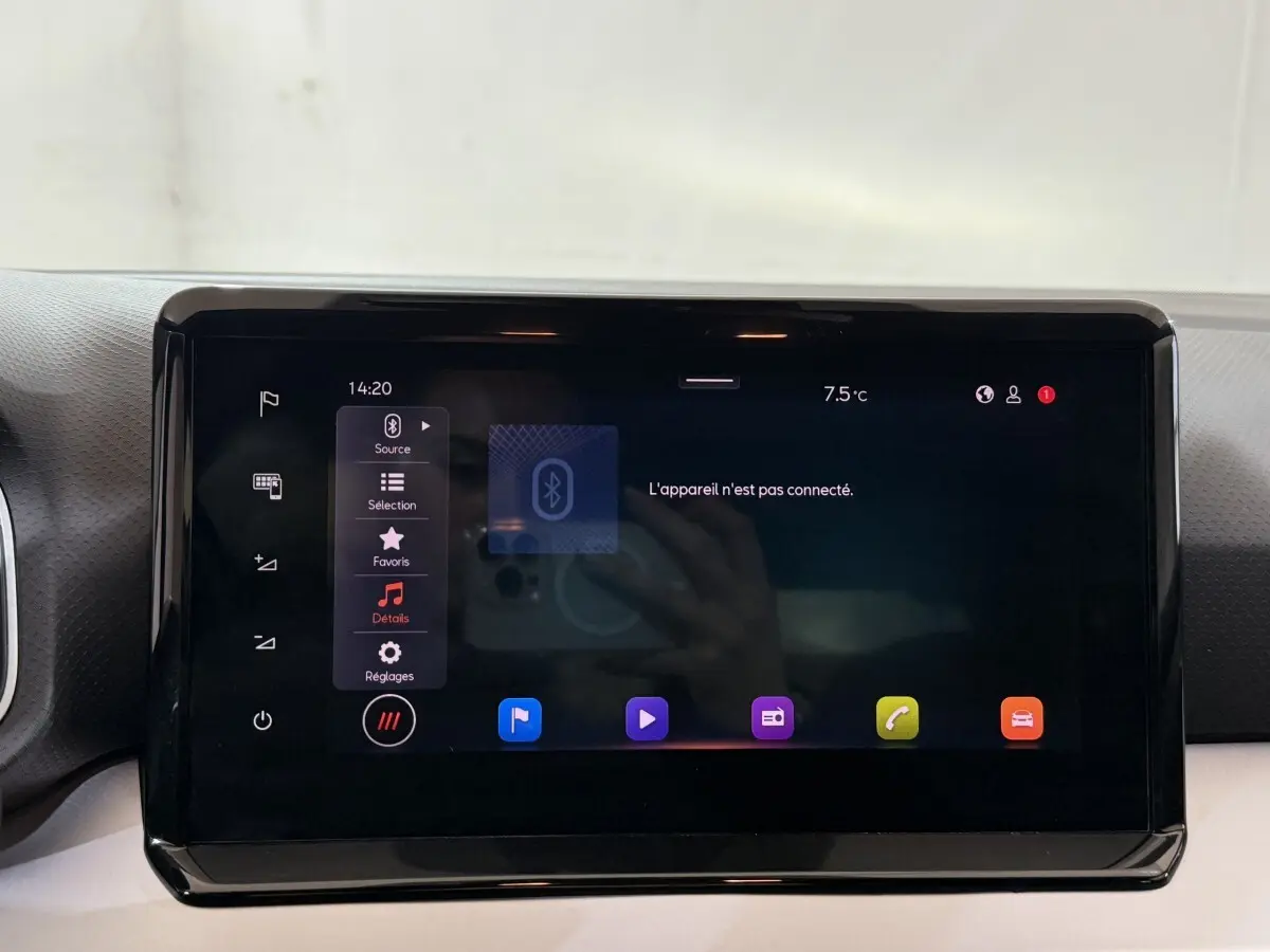 Écran tactile central de la SEAT Ibiza 1.0 TSI 110 FR 2024 affichant le menu Bluetooth, vue intérieure.