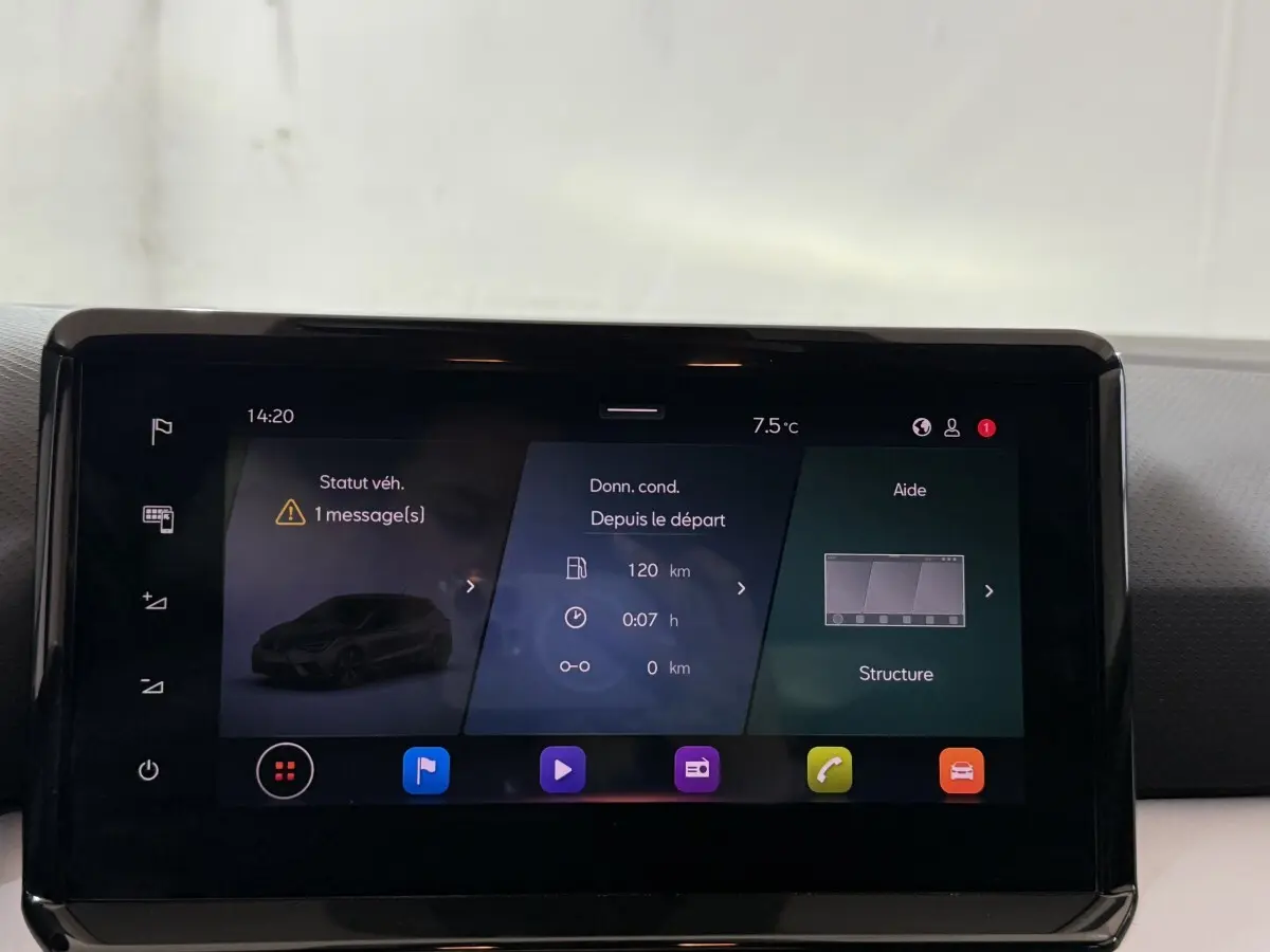 Écran tactile central de la SEAT Ibiza 2024 affichant les données de conduite et alertes, intérieur noir.