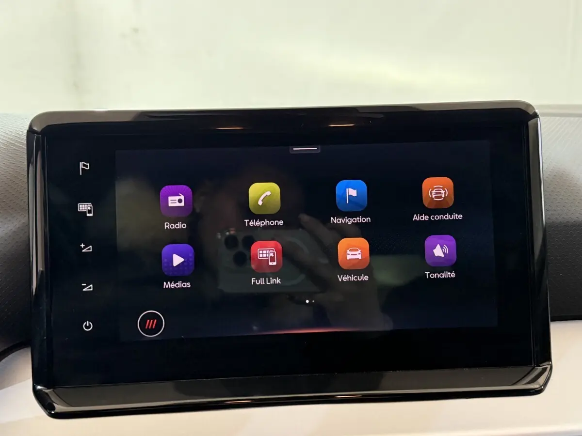 Écran tactile central 9,2 pouces du tableau de bord de la SEAT Ibiza 2024, affichage des applications multimédias.