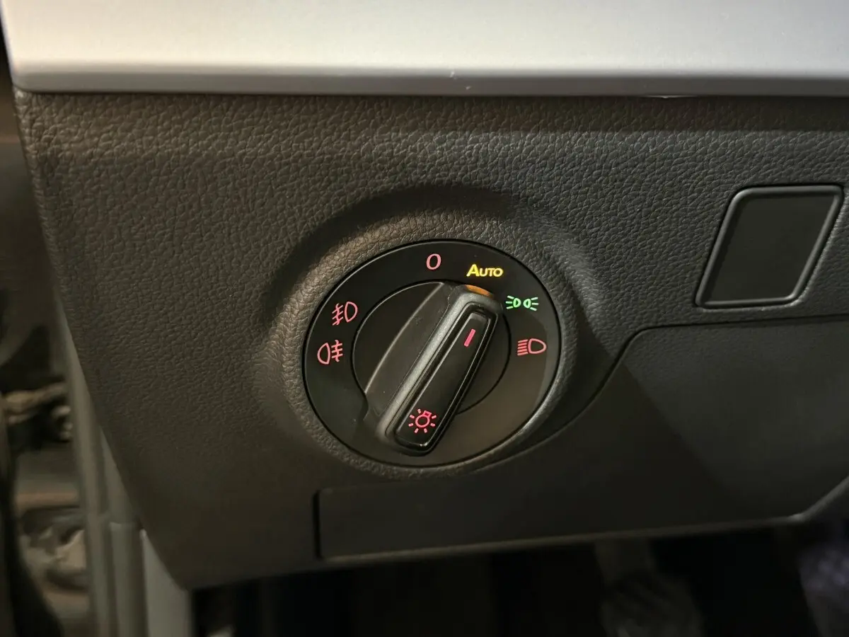 Gros plan sur le bouton de commande des phares du tableau de bord d’une SEAT Ibiza noire 2024.