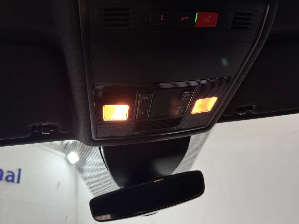 Plafonnier allumé avec commandes et rétroviseur intérieur dans l’habitacle d’une SEAT Ibiza noire 2024.