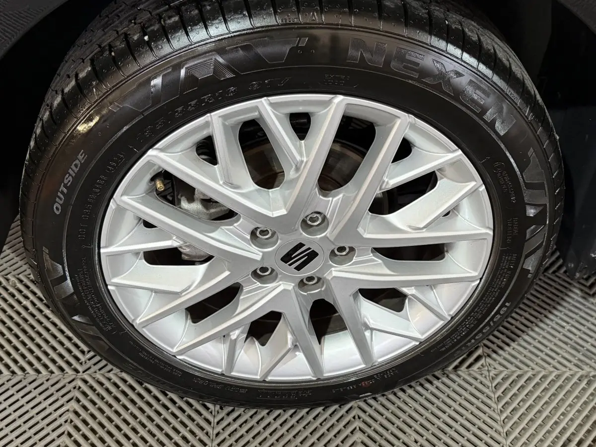 Vue de profil côté droit d'une SEAT Ibiza 1.0 TSI 110 FR noire avec jantes alliage et rétroviseurs ton caisse.