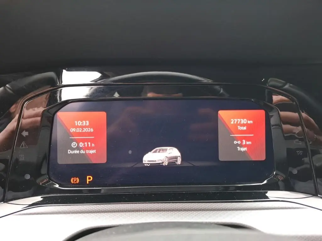 Affichage numérique du tableau de bord de la Volkswagen Golf gris, montrant les informations de trajet et kilométrage total.