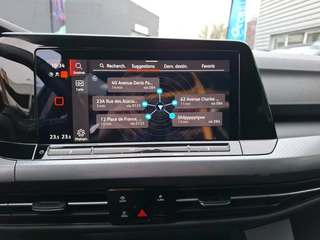 Écran tactile central du système de navigation de la Volkswagen Golf 1.5 eTSI 130 DSG7 Active, affichant des destinations.