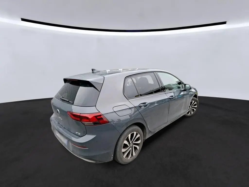 Vue 3/4 arrière droite d'une Volkswagen Golf gris métallisé 5 portes avec feux arrière LED et jantes alliage.