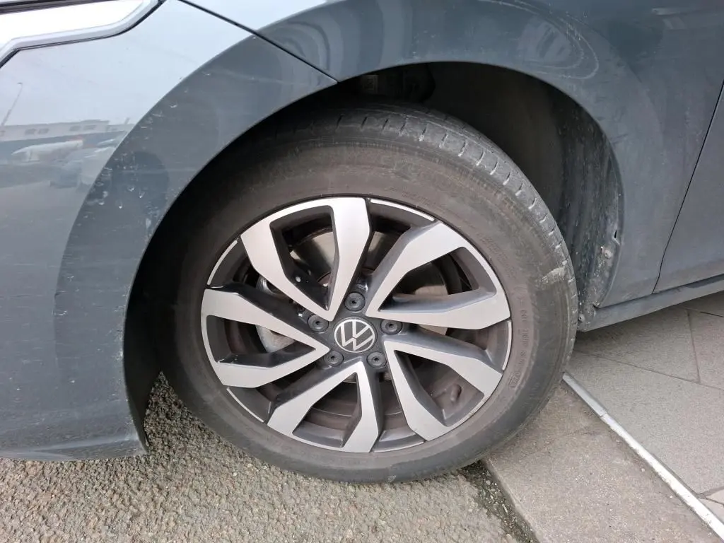 Gros plan sur la roue avant gauche grise d'une Volkswagen Golf 1.5 eTSI 130 DSG7 Active avec jante alliage distinctive.