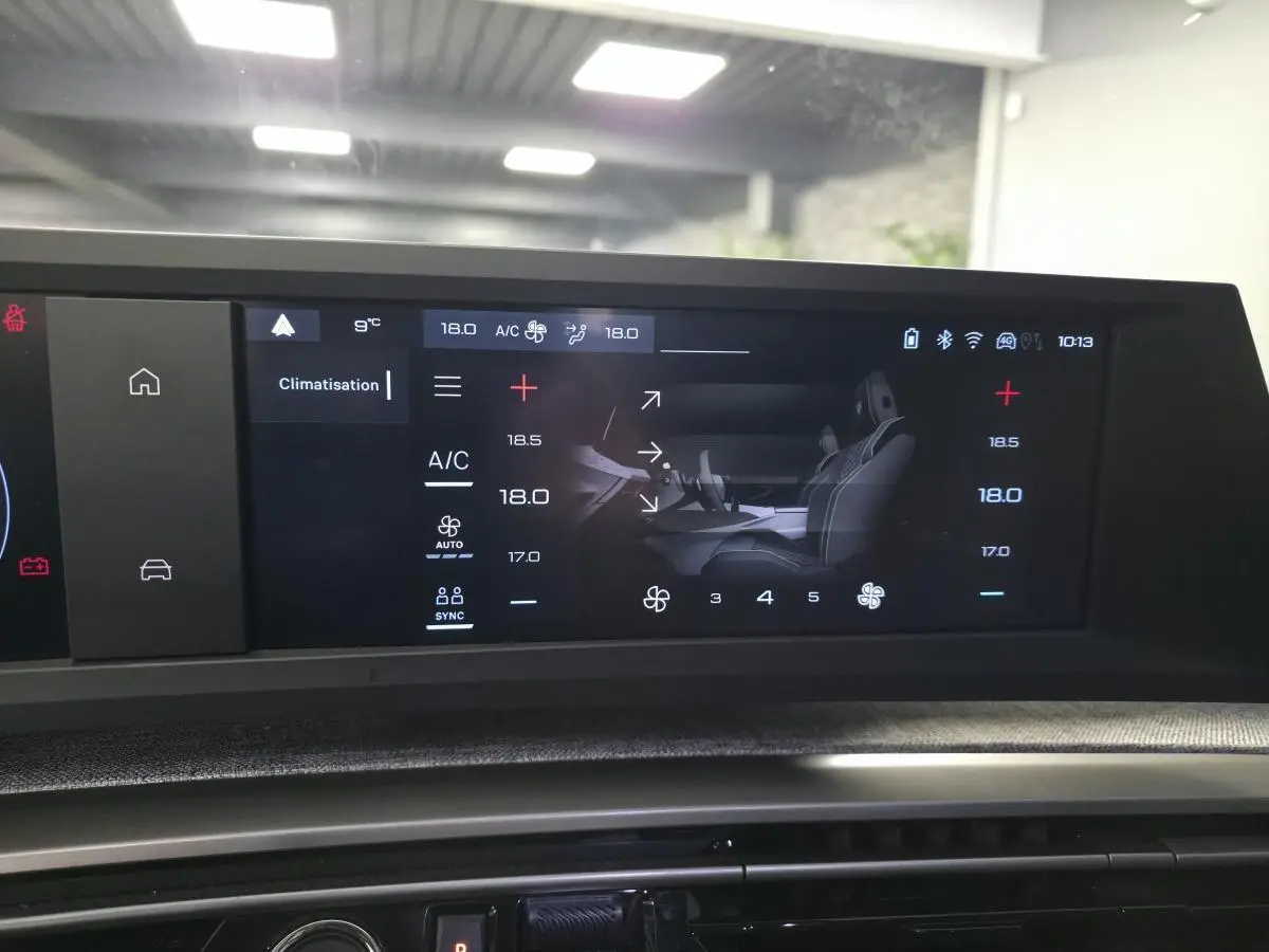 Écran tactile intérieur du Peugeot 3008 noir, affichant les réglages de climatisation avec vue latérale des sièges.