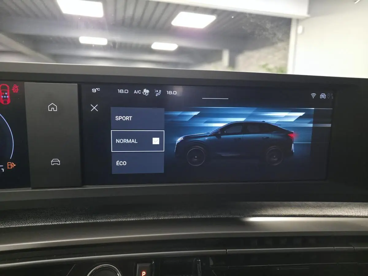 Écran central affichant le profil latéral droit noir du Peugeot 3008 Hybrid 2025 avec modes de conduite Sport, Normal et Éco.