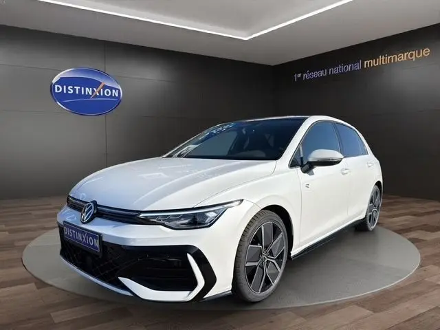 Volkswagen Golf 2.0 TDI R-Line blanche vue 3/4 avant droite avec toit panoramique et jantes noires.