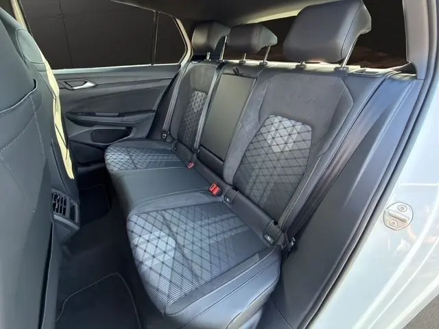 Vue côté droit de la banquette arrière noire avec motifs géométriques dans une Volkswagen Golf 2.0 TDI 150 DSG7 R-Line blanche.