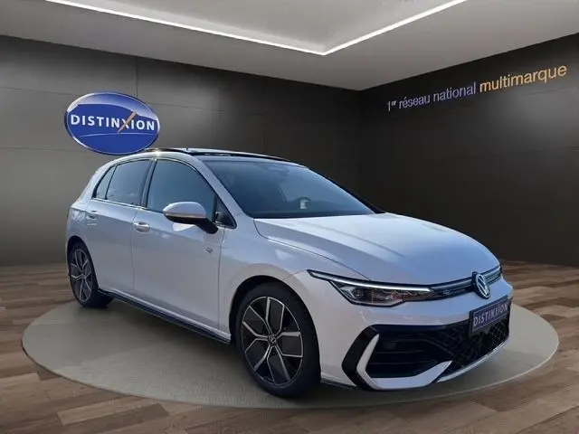 Volkswagen Golf 2.0 TDI R-Line blanc vue 3/4 avant droit avec toit panoramique et jantes noires.