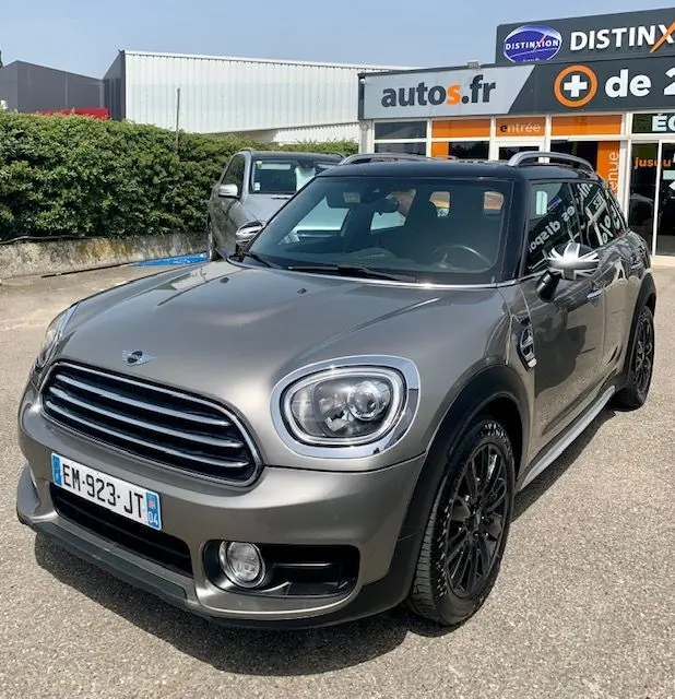 MINI Countryman Cooper D 150ch gris vue 3/4 avant droit avec jantes noires et rétroviseurs argentés.
