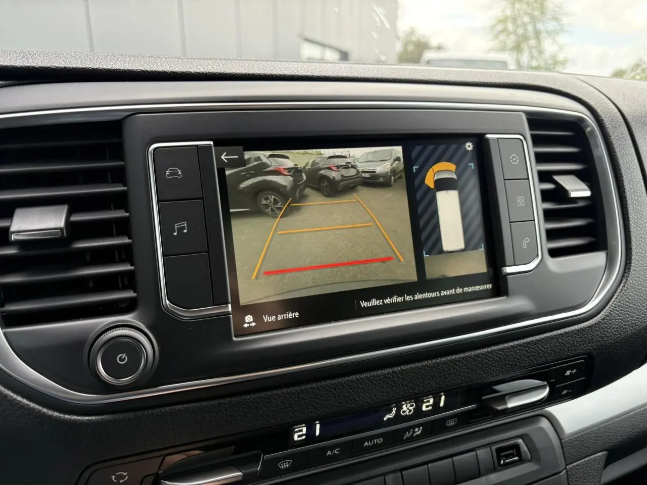 Écran tactile intérieur de l’Opel Zafira Life XL affichant la caméra de recul avec vue arrière et aide au stationnement.