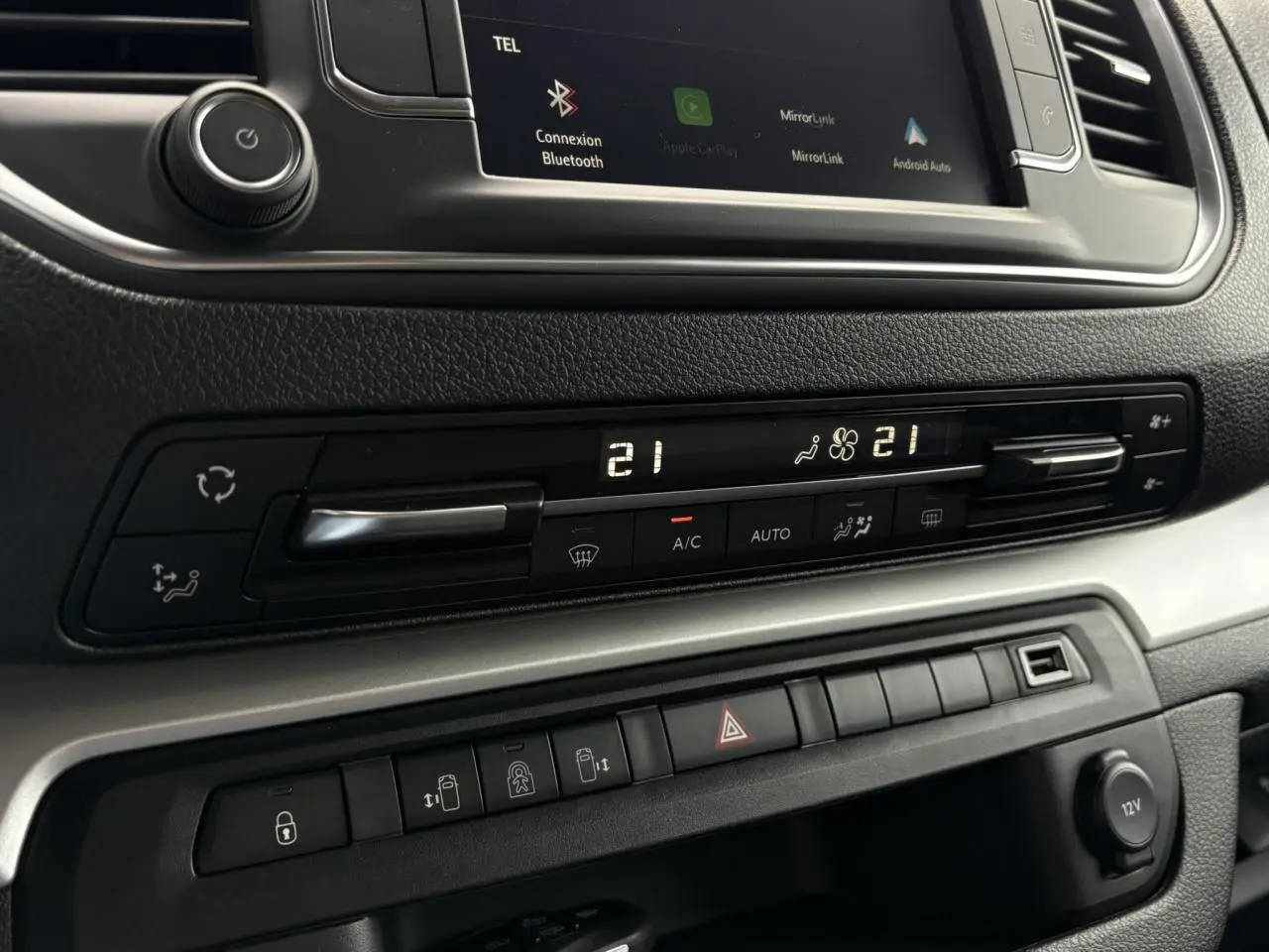 Tableau de bord de l’Opel Zafira Life XL 2024 montrant la climatisation bi-zone et les commandes d’aide à la conduite.