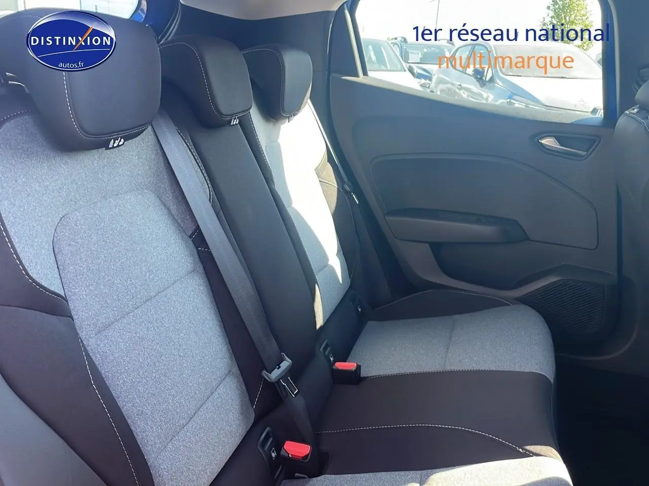 Vue côté droit de la banquette arrière grise et noire de la Renault Clio V Bleu Iron avec ceintures et appuie-têtes visibles.