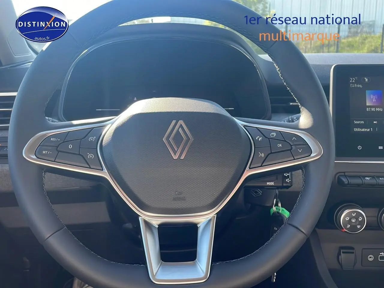 Volant multifonction Renault Clio V 2025 en gros plan avec écran tactile et commandes au tableau de bord noir.