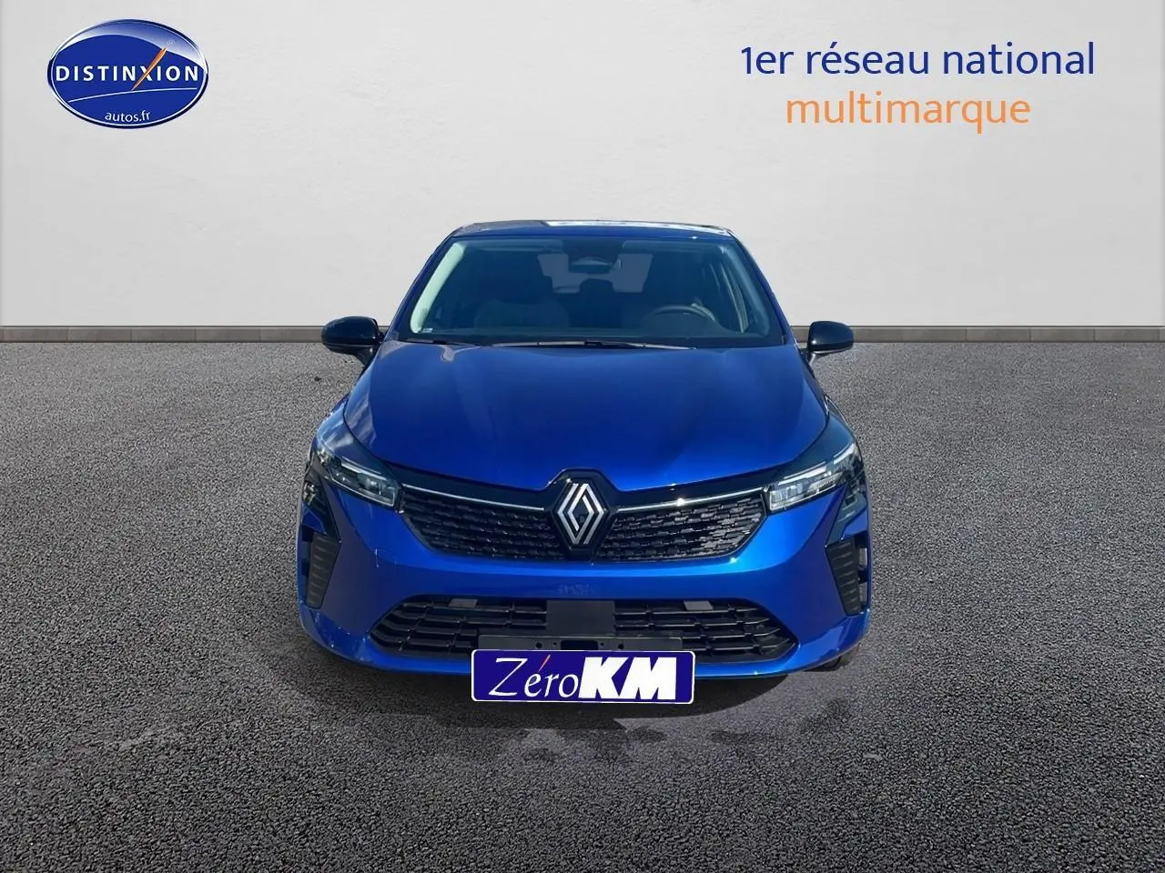 Vue frontale d'une Renault Clio V bleu iron 2025 avec calandre noire et phares LED fins.