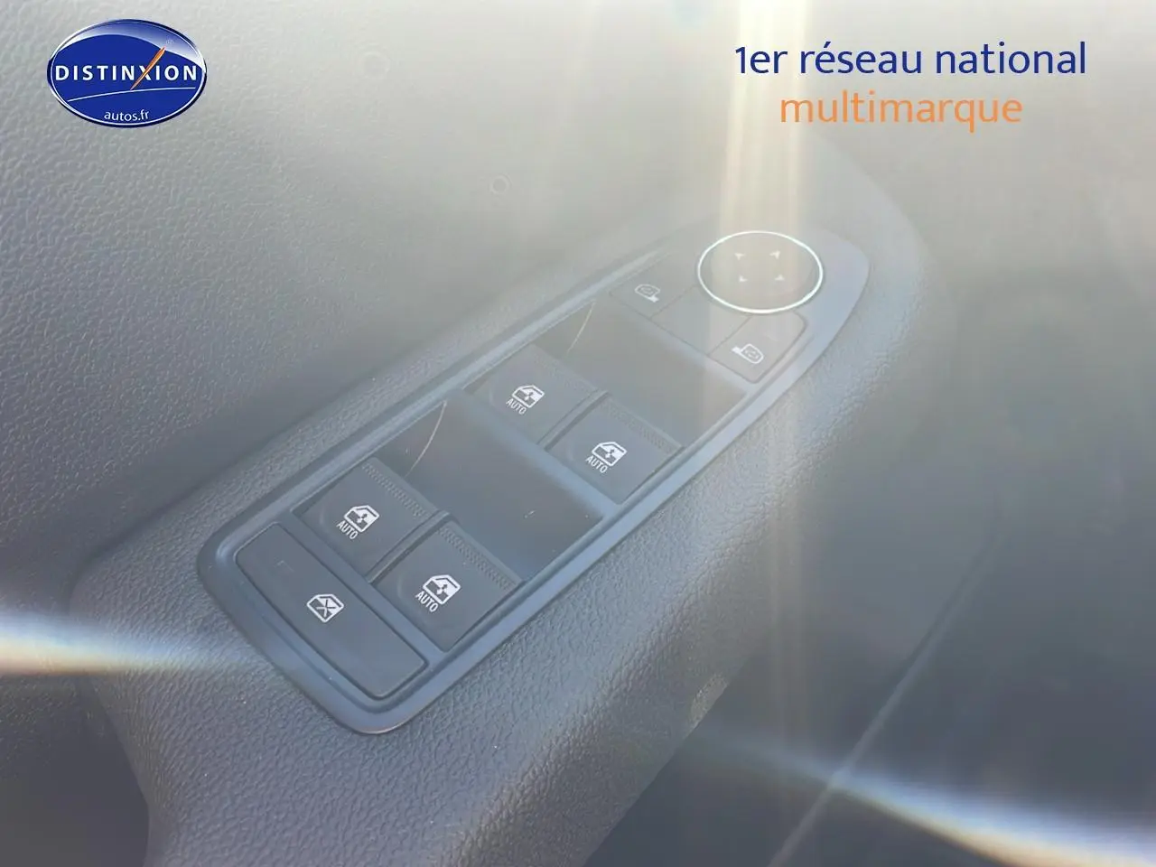 Gros plan sur les commandes des vitres électriques côté gauche d'une Renault Clio V 1.5 blue dci bleu iron.