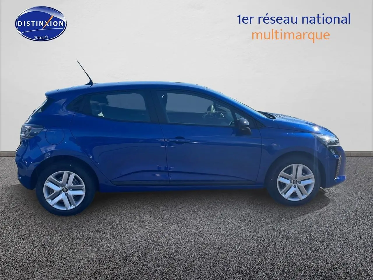 Profil droit d'une Renault Clio V bleu iron 2025, avec jantes alliage et vitres teintées sur fond neutre.