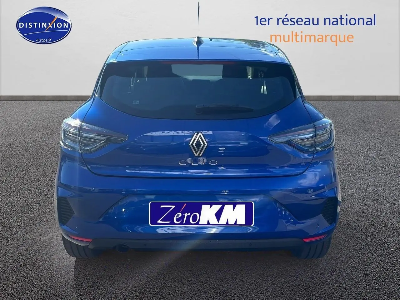 Vue arrière d'une Renault Clio V bleu iron 2025 avec feux arrière LED et becquet intégré.