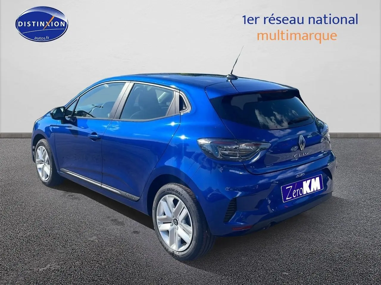 Renault Clio V bleu iron vue 3/4 arrière côté droit, avec feux arrière LED et becquet noir.