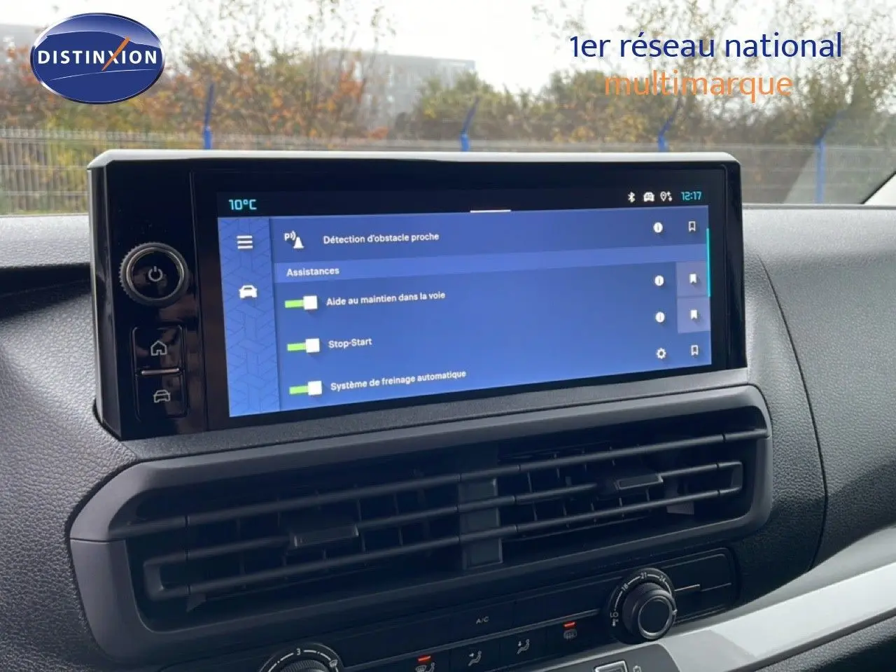 Écran tactile central du tableau de bord du Citroën Jumpy gris Artense, affichant les assistances à la conduite.