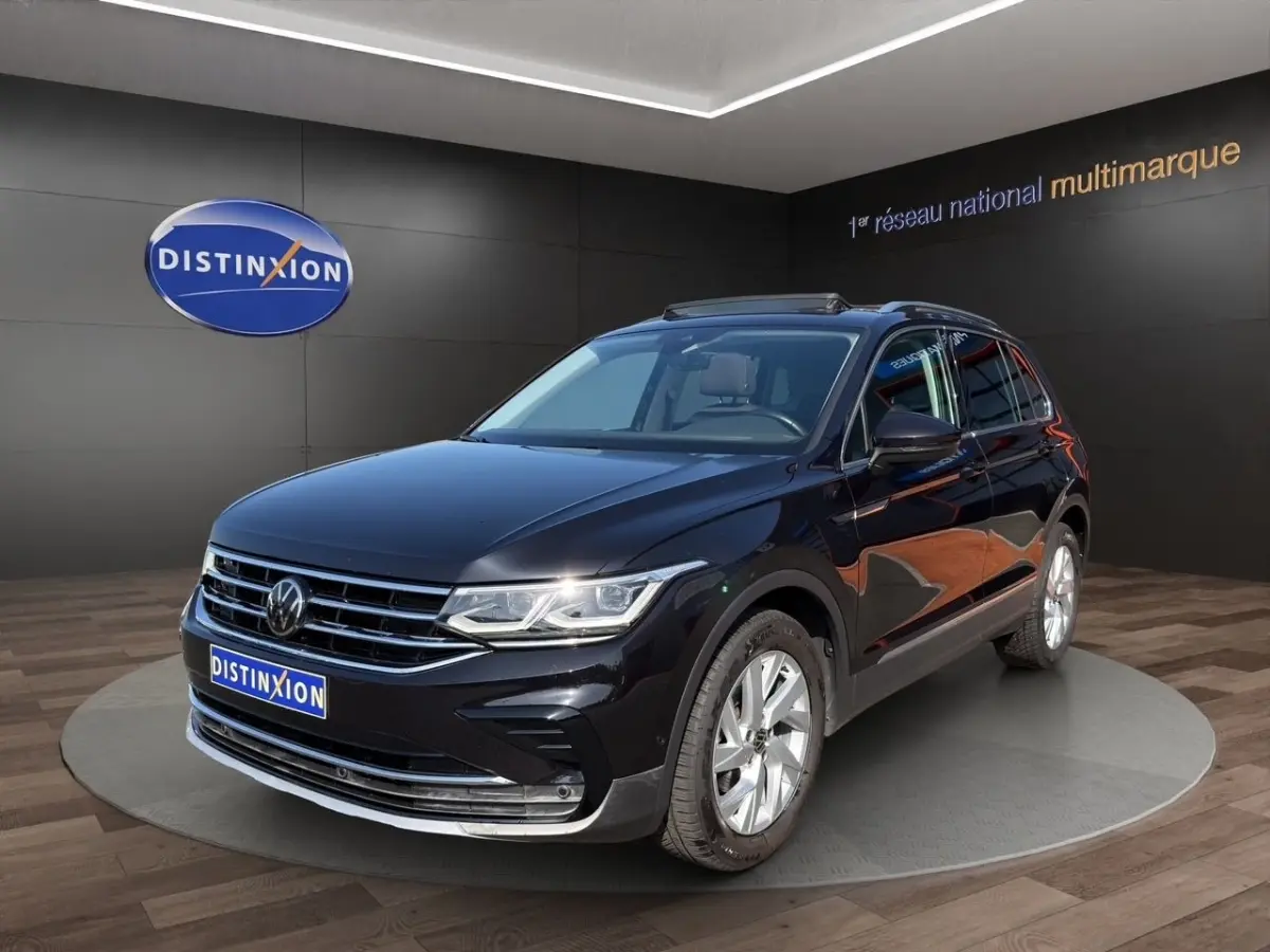 Volkswagen Tiguan noir 2022 en 3/4 avant droit, avec calandre chromée et jantes argentées visibles.