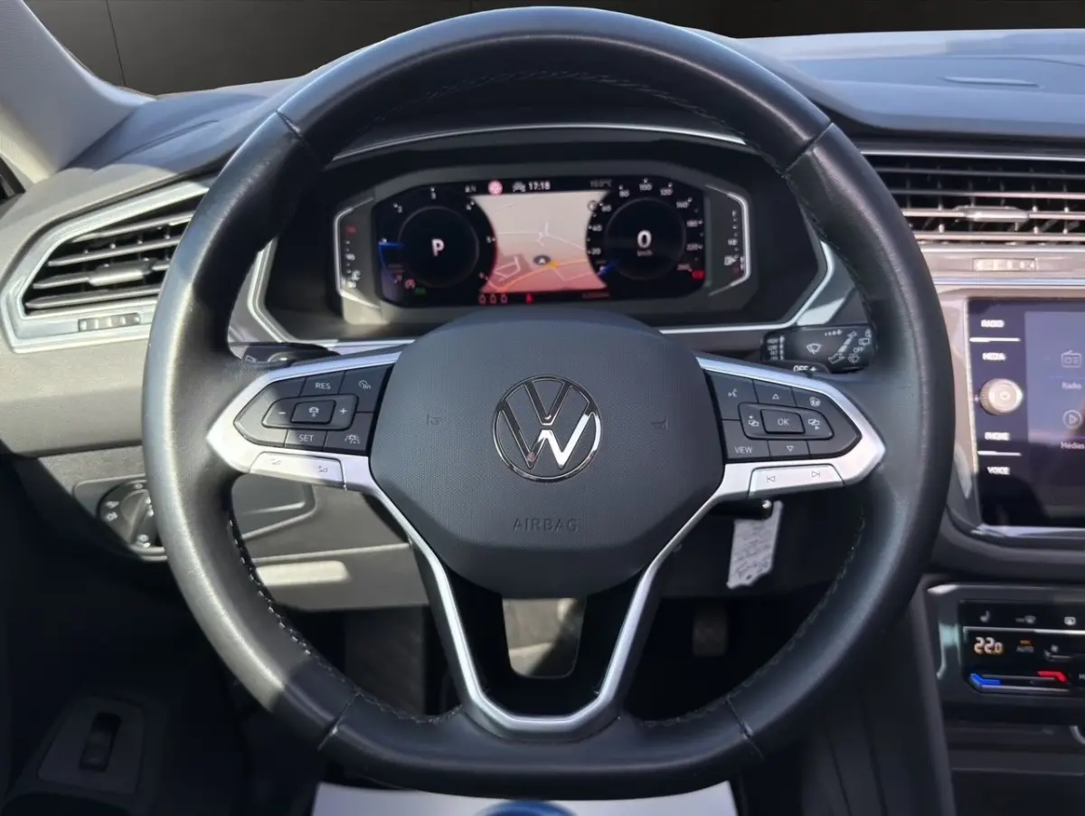 Vue rapprochée du volant cuir noir et du tableau de bord numérique du Volkswagen Tiguan 2.0 TDI 150 DSG7 Elegance 2022.