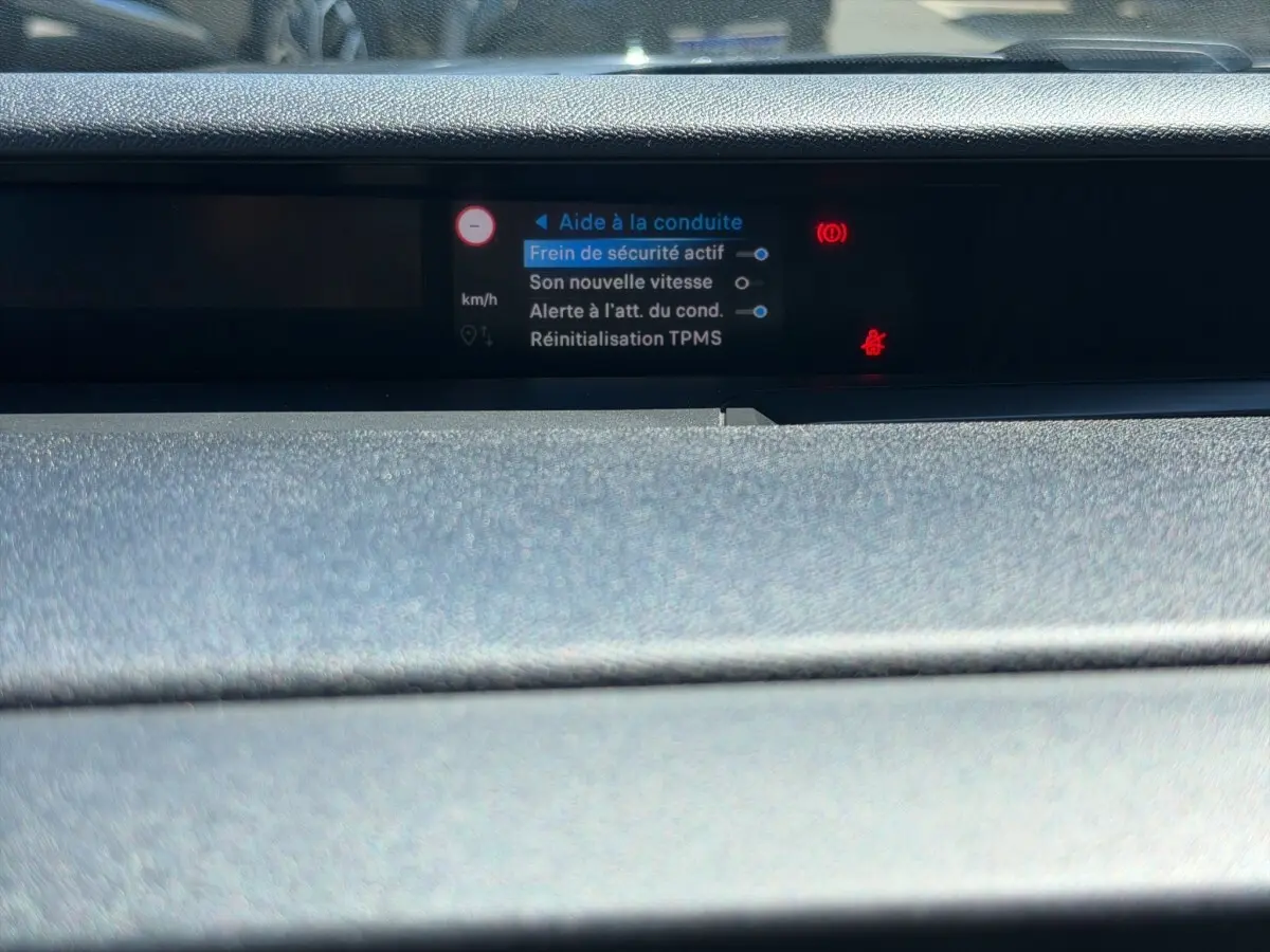 Affichage multifonctions tactile de 10,25 pouces sur tableau de bord central d'une Citroën C3 2025, vue rapprochée.