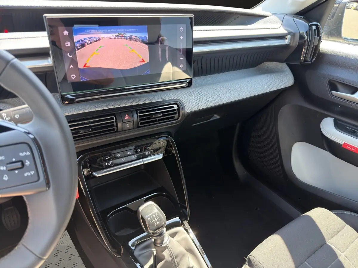Vue intérieure côté passager du tableau de bord et levier de vitesse manuel de la Citroën C3 Turbo 100 BVM6 MAX 2025.